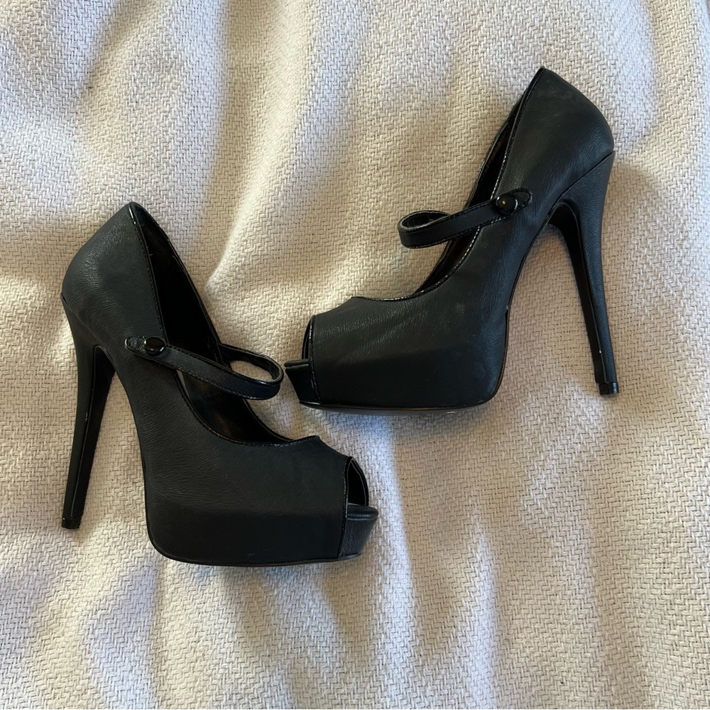Joey Mary Jane Peep Toe size 7